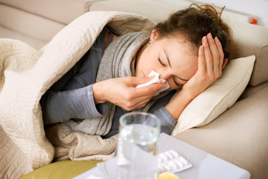 Cảm lạnh thì có thể bị ho nhẹ, nghẹt mũi, sổ mũi Cảm lạnh thì có thể bị ho nhẹ, nghẹt mũi, sổ mũi
