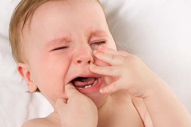 Trẻ gặp nhiều khó chịu khi bị nhiệt miệng lưỡi Trẻ gặp nhiều khó chịu khi bị nhiệt miệng lưỡi